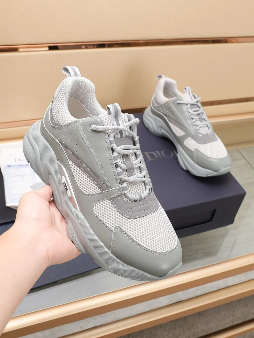 Men's shoes 💰P460💰【Dior】Dior✨ is online at the same time👏 This casual sneaker is a new product in the series and continues Di*r's classic style. The upper is made of original mesh and cow leather, with a two-color textured outsole, and the brand's iconic details on the rear collar and heel to enhance the style. Fashionable and versatile. Wear it with jeans or slacks for a casual look. Size: 38-44 (45 customized)